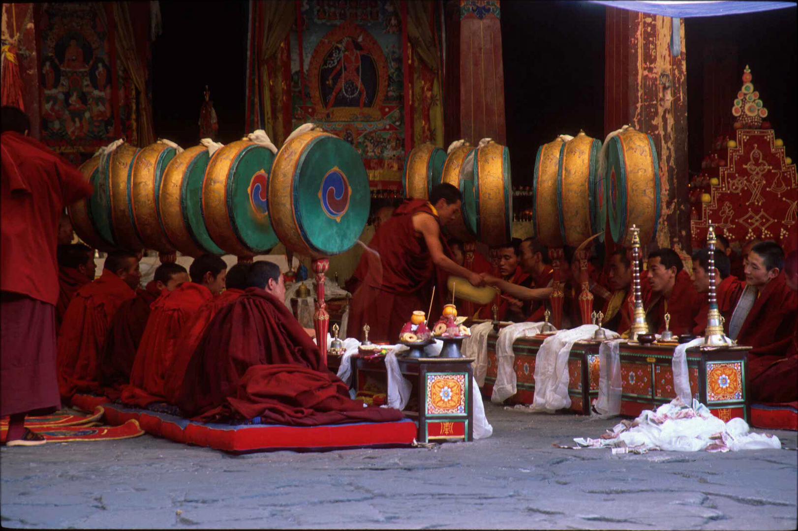 [106] - Tibetische Mönche bei einer Zeremonie