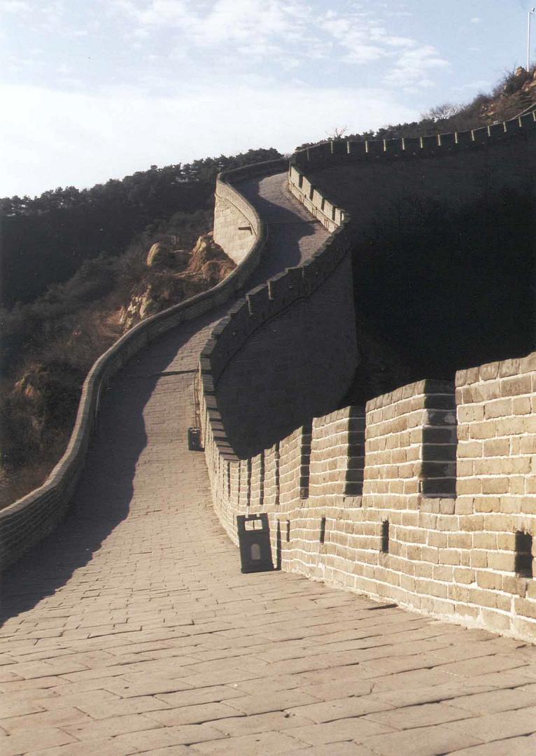[38] - Chinesische Mauer; Blick auf den Weg auf der Mauer